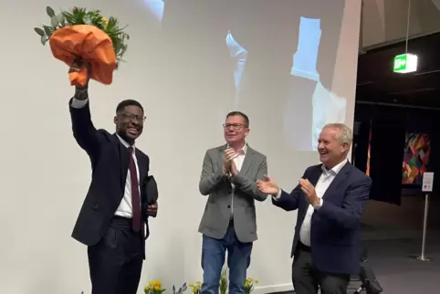 Blumen für den Sieger: Raymond Höptner bekommt Applaus von CDU-Chef Torbjörn Kartes (Mitte) und Fraktionschef Peter Uebel. 
