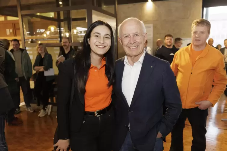 Jasmin Awan, die Direktkandidatin der Freien Wähler im Wahlkreis 45. Rechts daneben: Gerhard Rupprath, Bewerber im Wahlkreis 44.