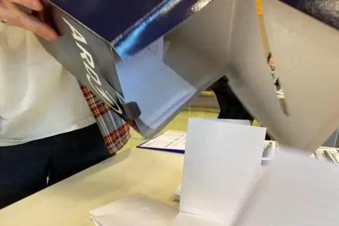 Alles für eine möglichst konkrete Prognose: Fragebögen für die Umfrage von Infratest Dimap in der VT-Halle in Böhl. 