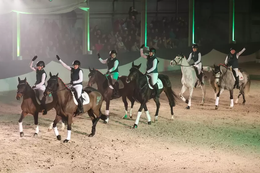 Die Quadrille des Landgestüts begrüßte zum Auftakt der Pferdegala das Publikum.