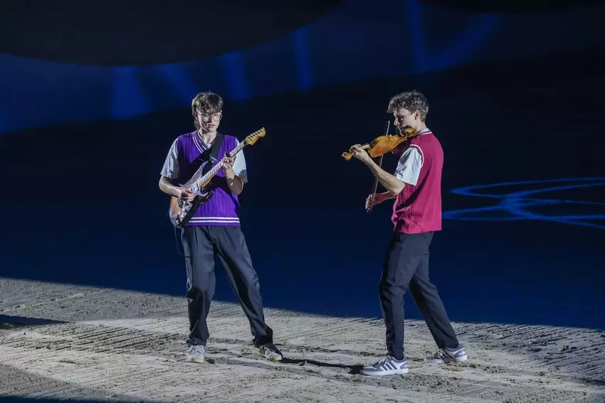Sorgten für Live-Musik: Gitarrist Timo Sendtner (links) und Geiger Elias Thoma.