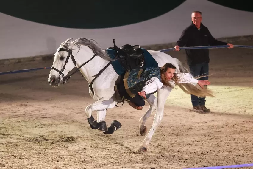 Fliegender Galopp und fliegende Haare: die Compagnie Impulsion zeigte Trickreiten.