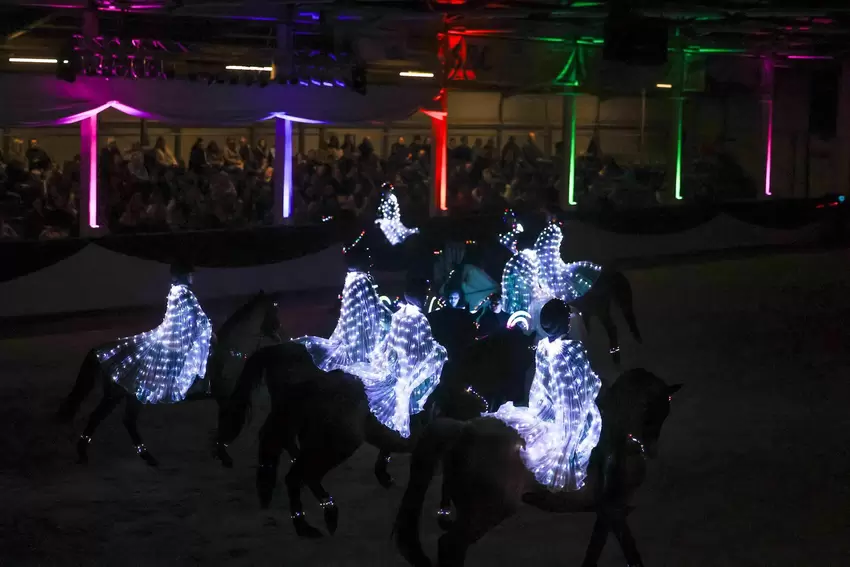 Licht im Dunkel: Die Quadrille des Reitvereins Gersweiler erhielt viel Applaus.