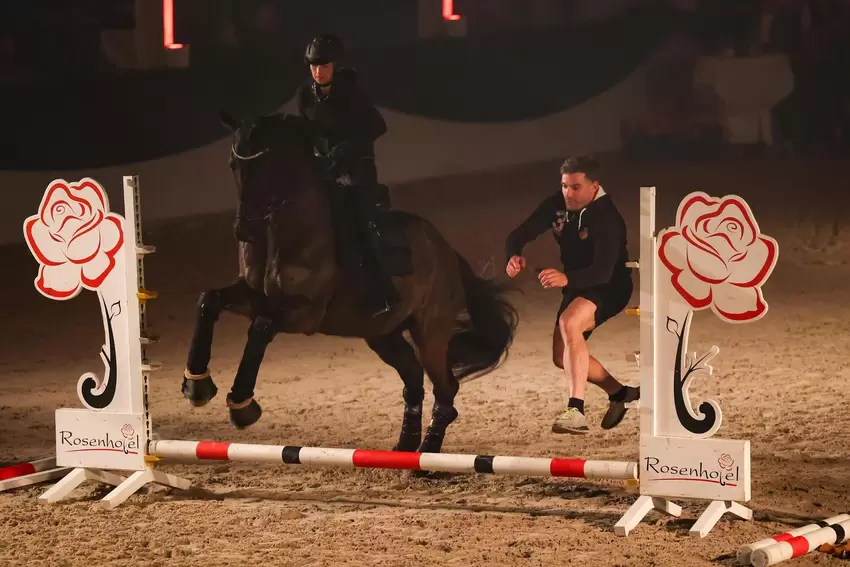 Ungleiches Duell: Evan Leuret misst sich mit dem Pferd von Jessica Nicolai.