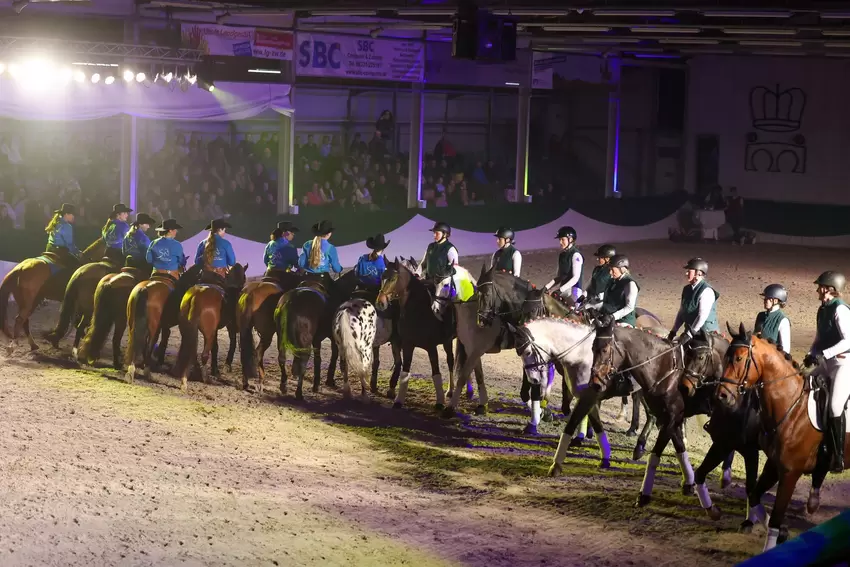 16 Reiter aus dem Landgestüt und aus dem Westernreitteam vereinten sich zur großen Quadrille.