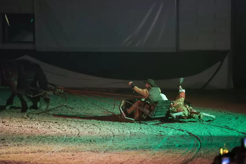 Nach dem großen Knall blieb von der Kutsche nur der Bock, der von den beiden Kaltblütern durch die Arena gezogen wurde.