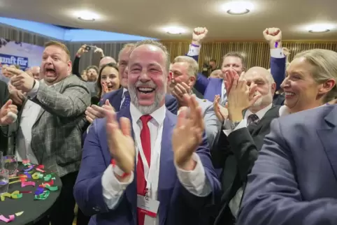 AfD-Spitzenkandidat Jan Bollinger (vorn) hatte am Sonntagabend Grund zur Freude.