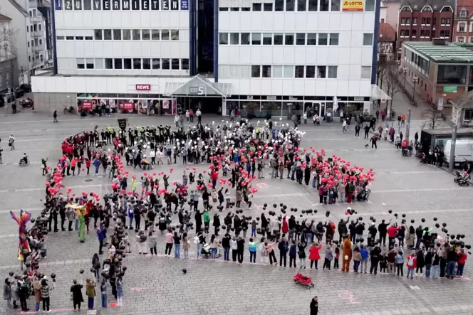 Rund 500 Kinder und Jugendliche haben sich an der Postkarten-Aktion auf dem Kaiserslauterer Stiftsplatz beteiligt. Sie bildeten Rund 500 Kinder und Jugendliche haben sich an der Postkarten-Aktion auf dem Kaiserslauterer Stiftsplatz beteiligt. Sie bildeten