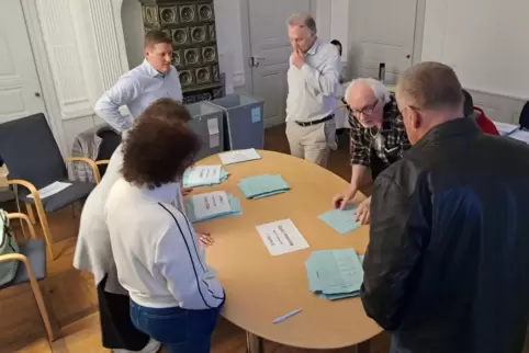 Hier werden Stimmzettel im Trauzimmer des Zweibrücker Rathauses ausgezählt. Hier werden Stimmzettel im Trauzimmer des Zweibrücker Rathauses ausgezählt.
