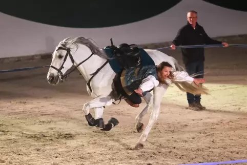 Fliegender Galopp und fliegende Haare: die Compagnie Impulsion zeigte auf er Pferdegala Trickreiten.