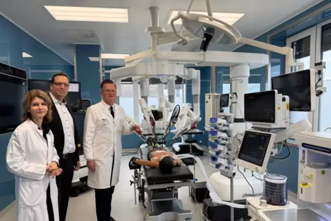 Blick in den Operationssaal: Chirurgen arbeiten hier mit Unterstützung von KI-basierter Robotertechnik. 