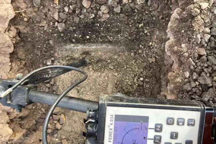 Da ist das Ding: Die Bordsteinkante schaut aus dem Boden heraus.