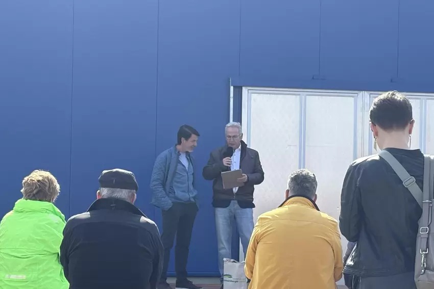 Landrat Rainer Guth (rechts) ehrt Unternehmer William Willenbacher (links) für sein Engagement.
