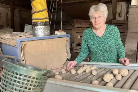Henny Gortner packt auf dem Kartoffelhof bis heute an, wo sie gebraucht wird. 