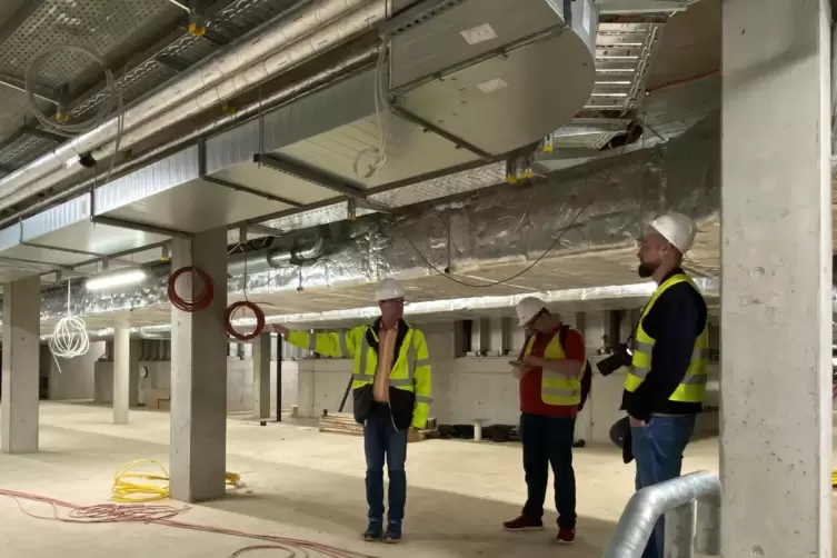 Mannheims Sportamtschef Uwe Kaliske (l.) erkl&auml;rt die ausgekl&uuml;gelte Technik im Keller.