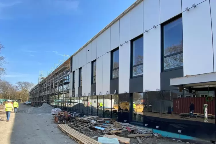 So sieht der Neubau in der Mannheimer Neckarstadt Ende M&auml;rz von au&szlig;en aus.