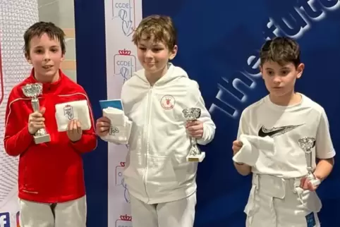 Erik Lemmen (Mitte) von der VT Zweibrücken gewinnt bei seinem internationalen Debüt bei einem U11-Florettwettkampf in Luxemburg 