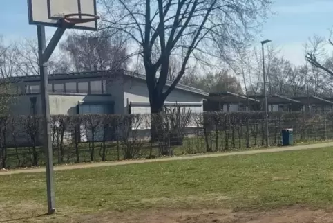 Das Basketballfeld kann wieder bespielt werden.