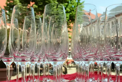 Sektgläser: bei einer früheren Hochzeit im Hof des Rathauses. Sektgläser: bei einer früheren Hochzeit im Hof des Rathauses.