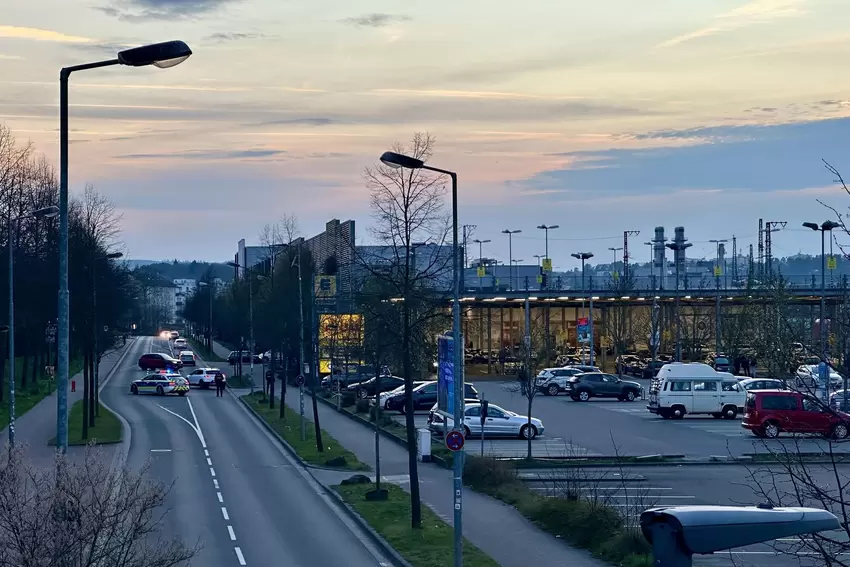 Leere in der Zollamtstraße. Die Polizei hat den Bahnhof weiträumig abgesperrt.