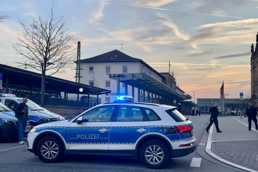 Beamte sichern den Bahnhof ab.