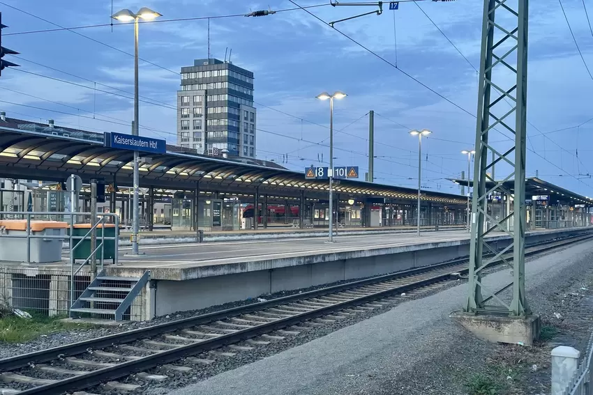 Zurzeit fahren keine Züge von und nach Kaiserslautern. Wie lange der Einsatz dauert, ist noch unklar.