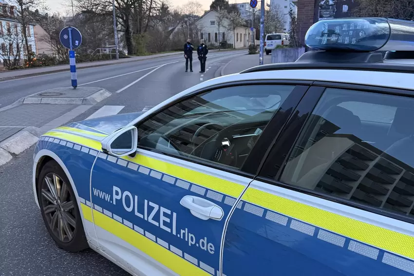 Am Elf-Freunde-Kreisel macht die Polizei die Zufahrt in die Zollamtstraße dicht.