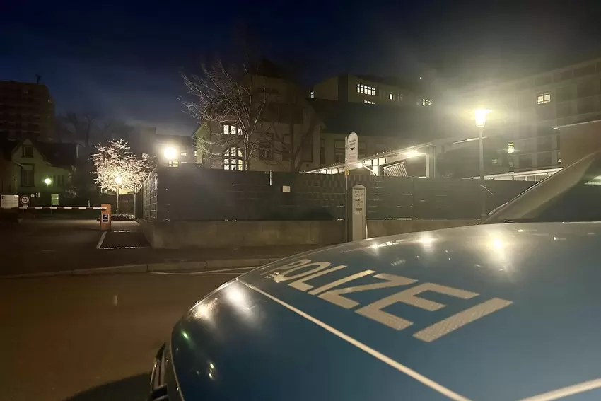 Trotz der Polizeipräsenz geht es rund um das Klinikum ruhig zu. Von Aufregung ist aktuell keine Spur.
