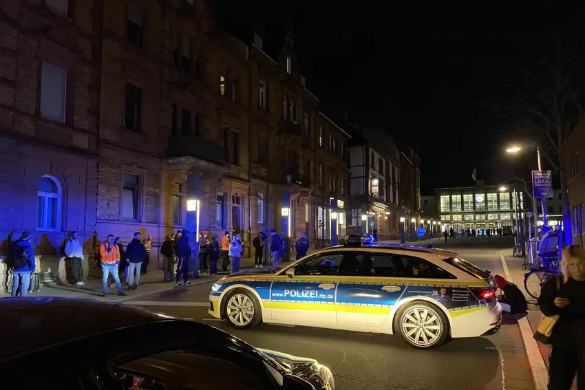 Vor dem Hauptbahnhof warten die Menschen um 20 Uhr immer noch darauf, dass sich etwas tut.