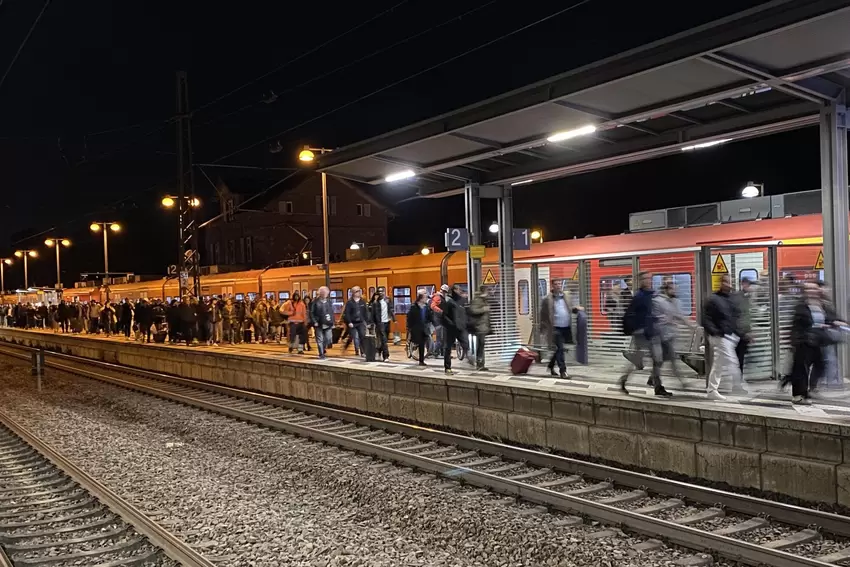 Mit dem Bus wurden Fahrgäste gegen 20 Uhr nach Hochspeyer gebracht. Aus einem Zug Richtung Kaiserslautern, der dort endete, str