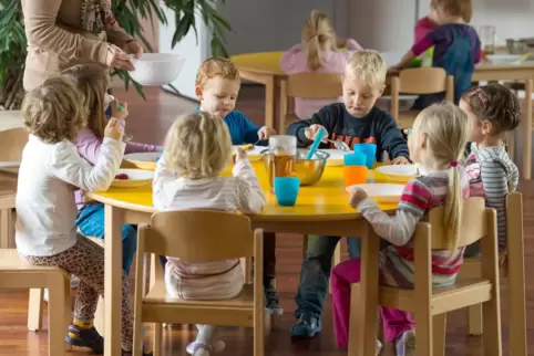 Mittagspause für die Kinder, Dauerstress für das Personal: In vielen Kitas ist Unterbesetzung an der Tagesordnung. Mittagspause für die Kinder, Dauerstress für das Personal: In vielen Kitas ist Unterbesetzung an der Tagesordnung.