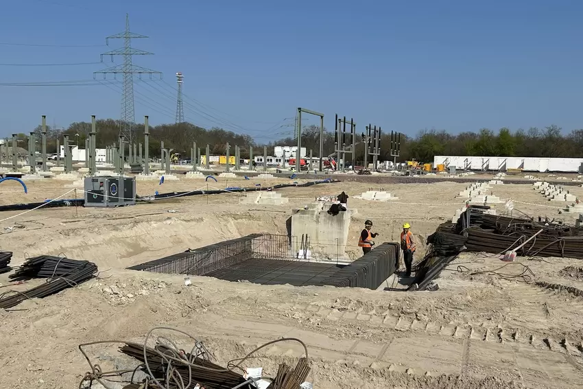 Manche der Fundamente sind so groß, dass sie vor Ort gegossen werden müssen.