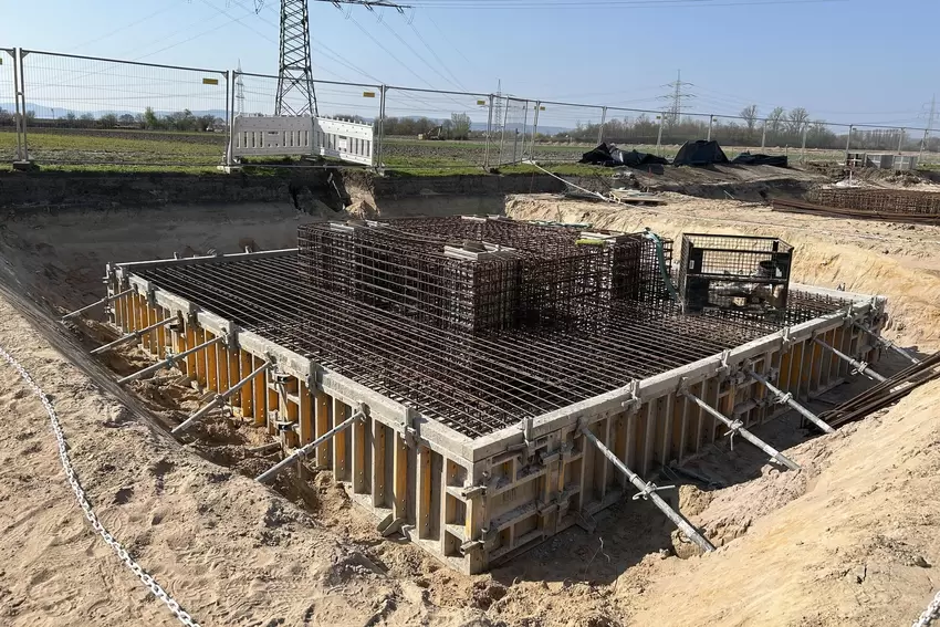 Zuerst wird das Stahlskelett zusammengebaut...