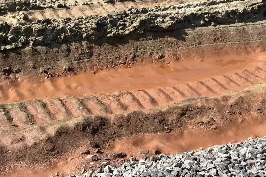 Ein großes Problem auf der Baustelle ist das Grundwasser. An manchen Stellen tritt es aus, wie hier in den Spurrillen eines Bauf