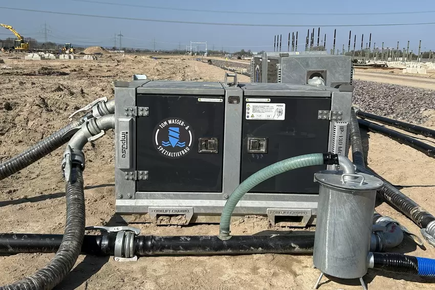 Überall auf dem Gelände verlaufen Schläuche. Pumpstationen trocknen den Boden aus, das Wasser wird gefiltert und über einen der