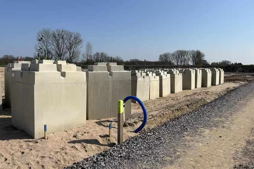 Die kleineren Fundamente sind Fertigteile. Aber auch sie wiegen über zwölf Tonnen.