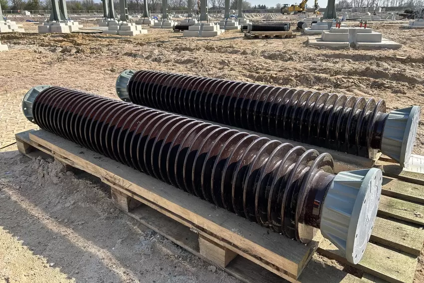 Die Isolatoren sorgen dafür, dass man keinen Stromschlag bekommt, wenn man ans Metall fast.
