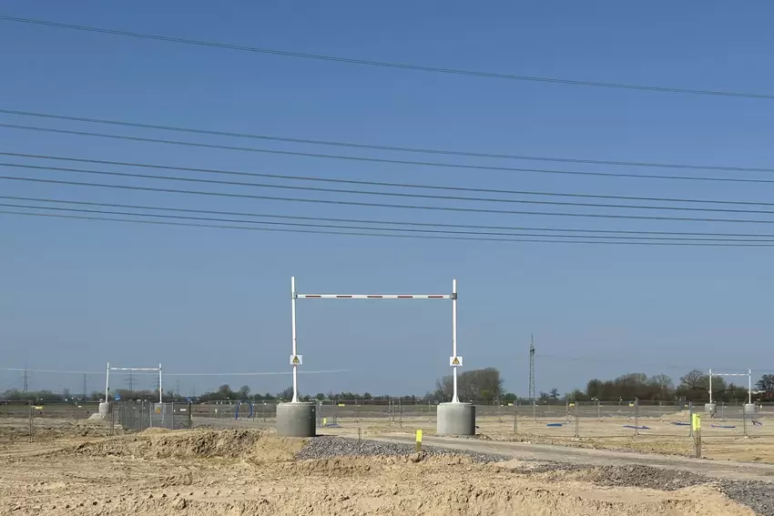 Diese Tore sorgen dafür, dass kein zu großes Fahrzeug unter den Stromkabel durchfährt.
