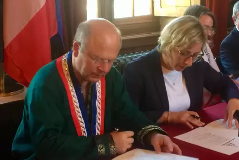 In Chartres: Bürgermeister Jean-Pierre Gorges 2019 mit seiner Speyerer Amtskollegin Stefanie Seiler. In Chartres: Bürgermeister Jean-Pierre Gorges 2019 mit seiner Speyerer Amtskollegin Stefanie Seiler.