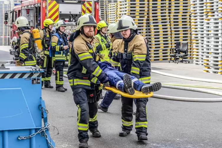 Auch wenn es nicht brennt, trainieren die Feuerwehrleute bei regelmäßigen Übungen für den Ernstfall. 