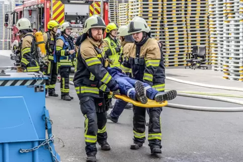 Auch wenn es nicht brennt, trainieren die Feuerwehrleute bei regelmäßigen Übungen für den Ernstfall. 