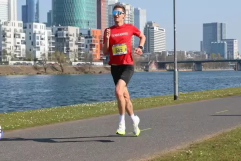 Lennart Nies auf der Strecke am Mainufer in Frankfurt. 