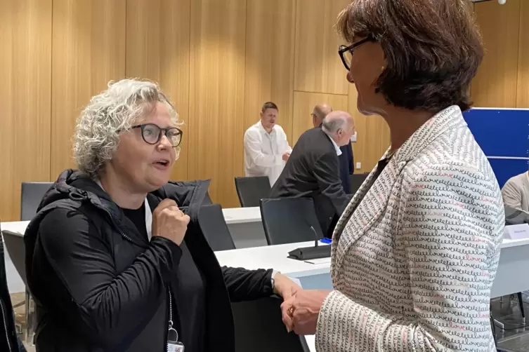 Die Kammerkritikerin Alexandra Schug (links) &uuml;bergab im September die Forderung nach Abschaffung ihrer Berufsstandsvertretung im