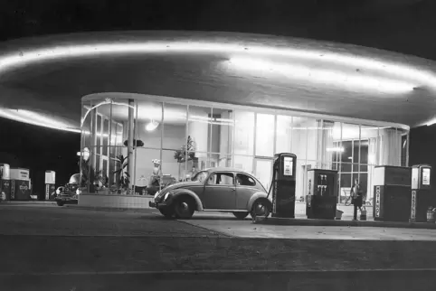 Ein besonders elegant swingendes Exemplar steht in Ludwigshafen: Tankstelle „Guter Hirte“. Ein besonders elegant swingendes Exemplar steht in Ludwigshafen: Tankstelle „Guter Hirte“.