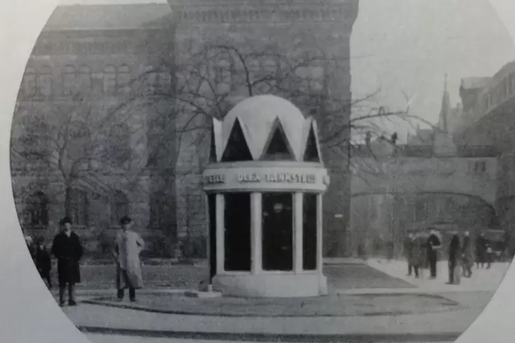 Die erste Olex-Tankstelle er&ouml;ffnete 1922 in Hannover und wurde heftig debattiert.,