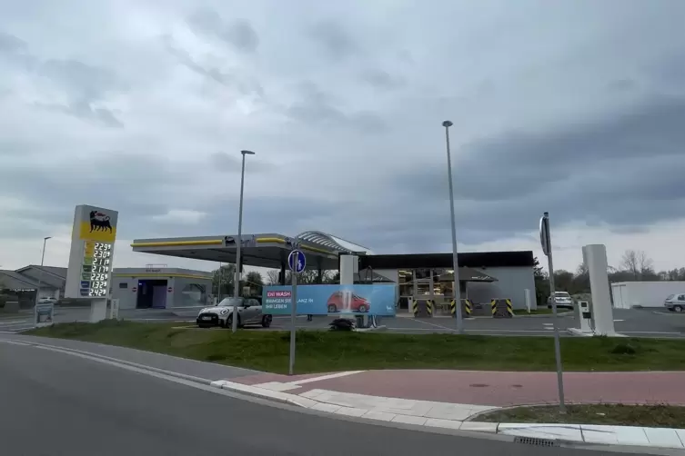Zur&uuml;ck in die Zukunft: Tankstelle in Neuhofen im Rhein-Pfalz-Kreis. 