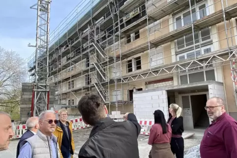 Mitglieder des Gewobau-Aufsichtsrats informieren sich über die Baumaßnahmen in der Ontariostraße. Mitglieder des Gewobau-Aufsichtsrats informieren sich über die Baumaßnahmen in der Ontariostraße.