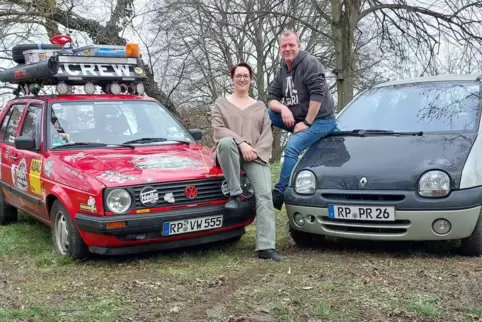 Die Hardware steht: Ruben und Katrin Neideck mit Rolfi (links) und dem noch aufzuhübschenden Twingo.