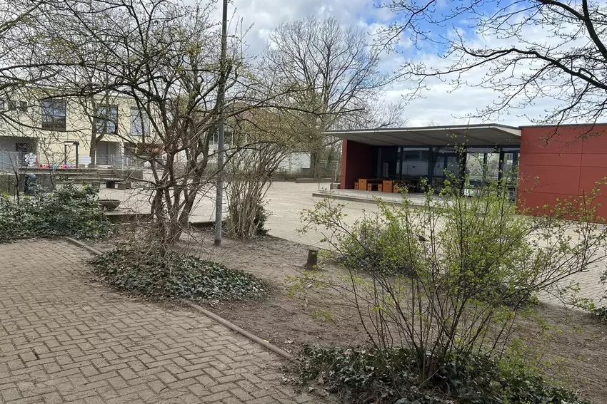 Teilweise ist der hintere Schulhof bereits grün, doch er soll weiter entsiegelt werden. Im Hintergrund: Die Schulmensa. Der über