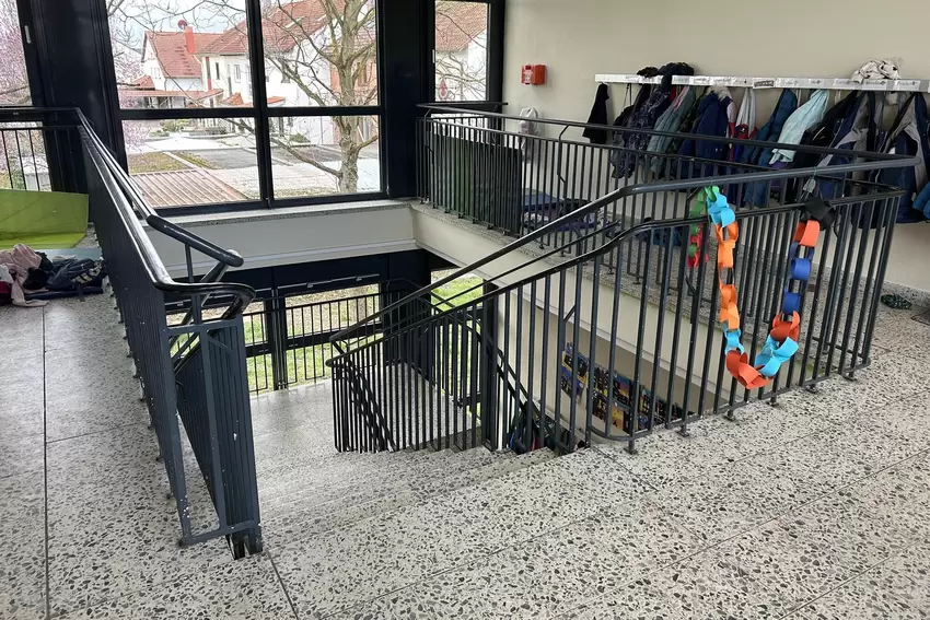 Die Schultrppenhäuser müssen aus Brandschutzgründen baulich abgeschlossen werden.